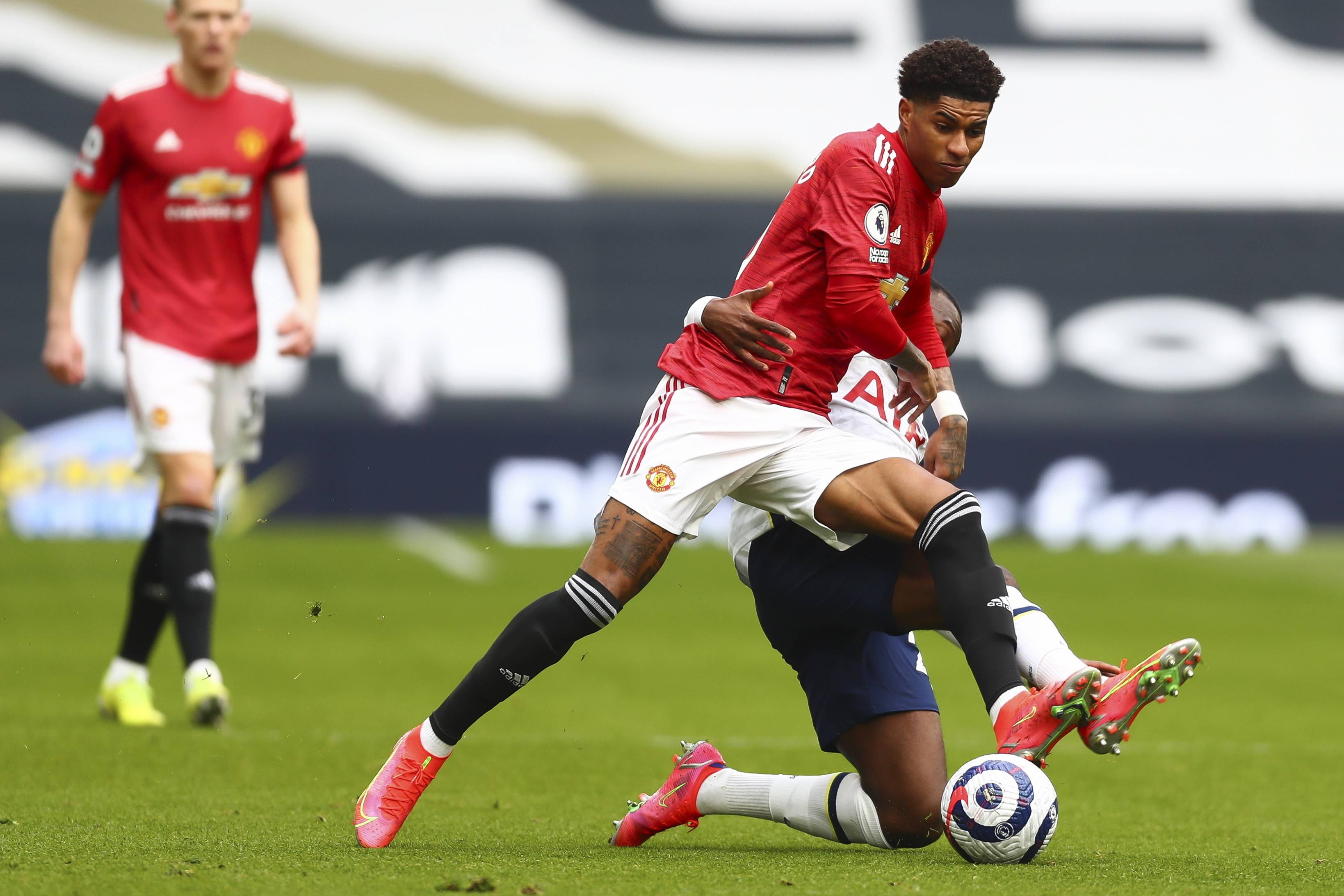 莱奥不甘示 莱奥不甘示